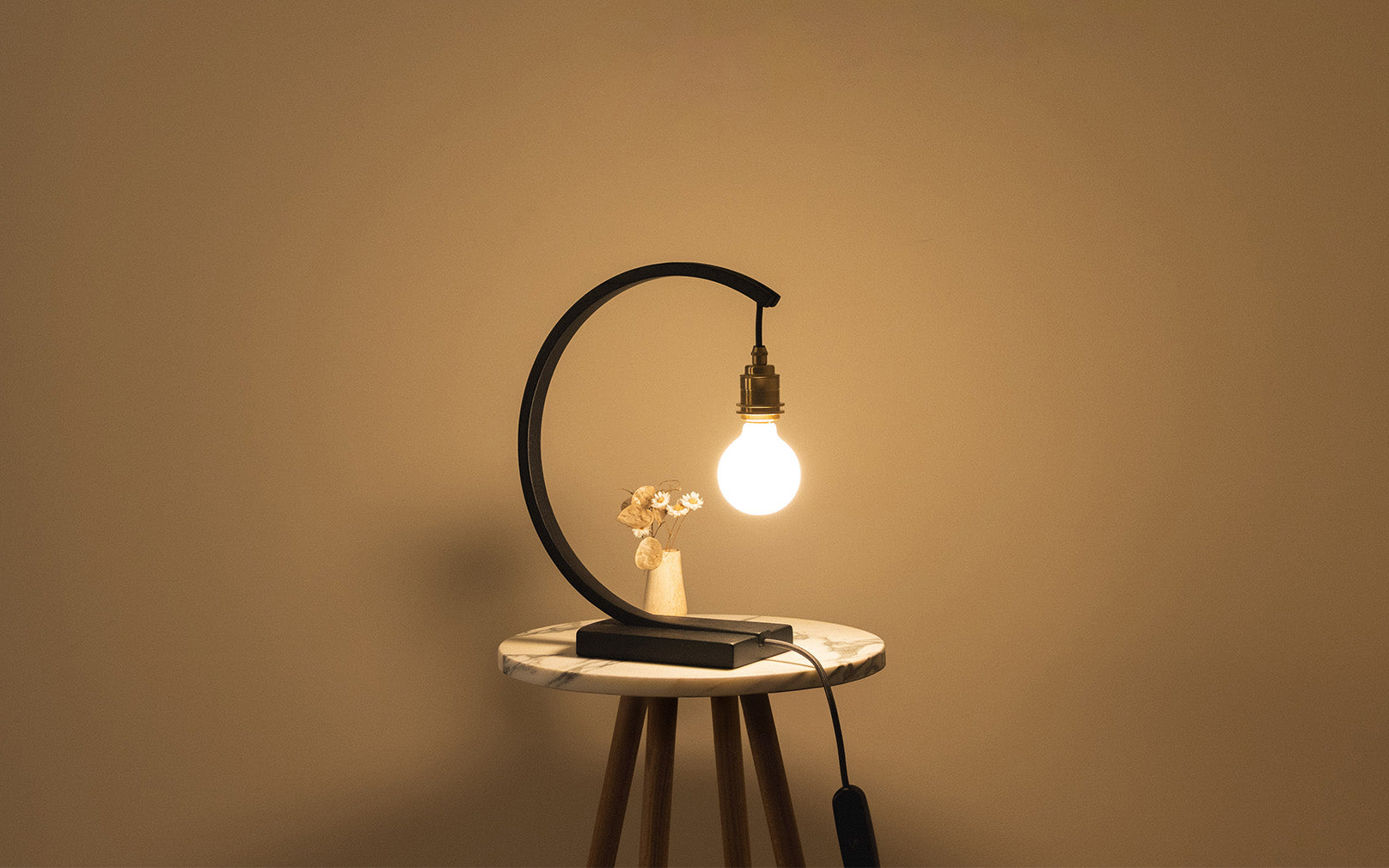 Noctis Hanter Table Light