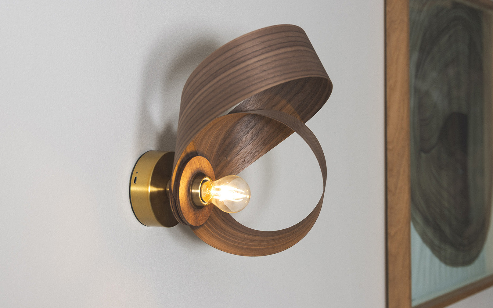 Verso Wireless Wall Light