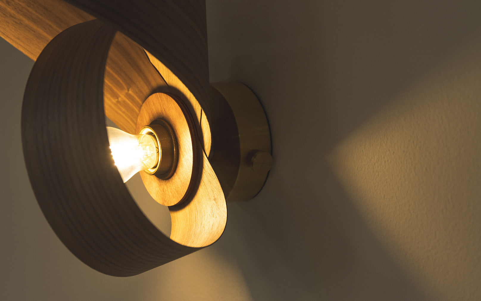 Verso Wireless Wall Light